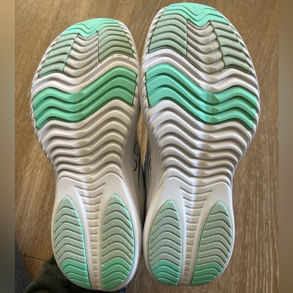 Saucony women’s kinvara 14 running shoes, size 4, color grey/blue - Picture 4 of 7